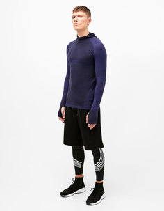 Спортивная футболка из высокотехнологичной ткани с капюшоном Bershka