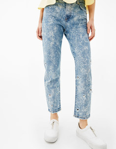 Джинсы прямого покроя с эффектом кислотной стирки и дырами Bershka