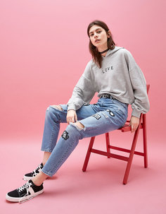 Джинсы mom fit с нашивками Bershka