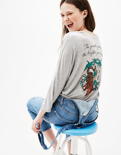 Футболка с вышивкой в восточном стиле Bershka