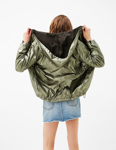 Куртка из металлизированной ткани с капюшоном Bershka