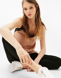 Топ из сатина с кружевной отделкой Bershka