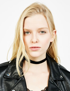 Черное ожерелье-чокер с кольцом и цепочкой Bershka