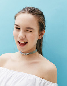 Набор из 3 ожерелий-чокеров из винила с надписью Bershka