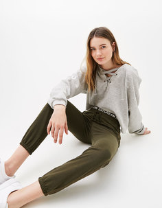 Брюки-джоггеры с надписью на поясе Bershka