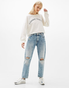Джинсы-герлфренд с разрывами Bershka