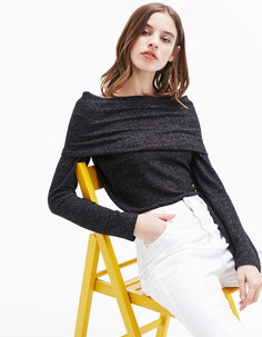 Мягкий свитер с открытыми плечами Bershka