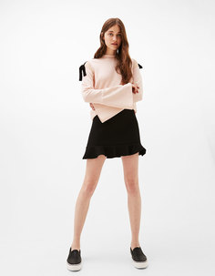 Укороченная толстовка с бантами на плечах и расклешенными рукавами Bershka