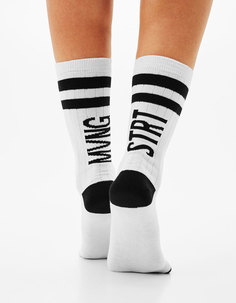 Набор из двух пар носков в спортивном стиле, черного и белого цветов Bershka