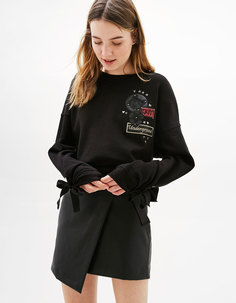 Укороченная толстовка с нашивками и бантом на рукавах Bershka