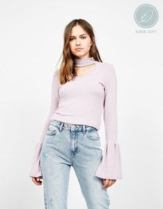 Свитер с деталью в виде чокера и сборками на рукавах Bershka