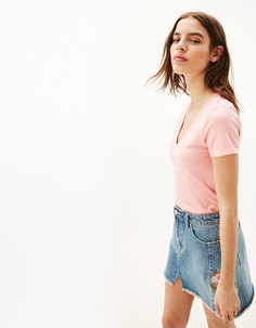 Эластичная футболка с вырезом мысом Bershka