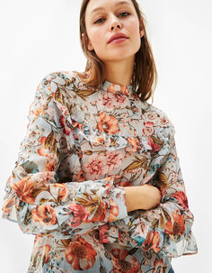 Тонкая блуза с воланами и цветами Bershka