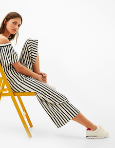 Длинный комбинезон в полоску с открытыми плечами Bershka