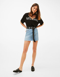 Футболка missing с деталью в виде чокера Bershka