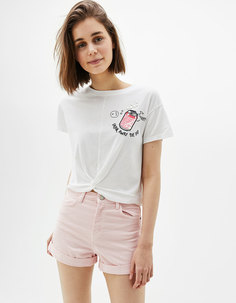 Футболка со скрещенными деталями и нашивкой Bershka