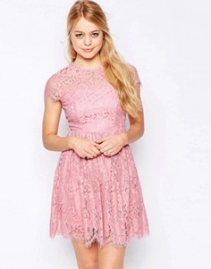 Короткое приталенное платье с высокой горловиной и кружевом Glamorous - Розовый