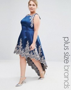 Платье миди с вышивкой и асимметричной кромкой Chi Chi London Plus - Темно-синий
