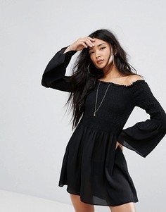 Короткое приталенное платье с открытыми плечами и расклешенными рукавами Missguided - Черный