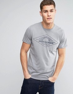 Серая футболка с карманом и неброским названием бренда Abercrombie & Fitch - Серый