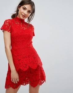 Двухслойное кружевное платье с высоким воротом Missguided - Красный