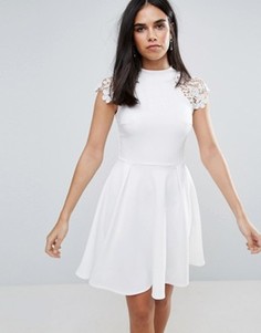 Короткое приталенное платье с кружевной отделкой Club L - Белый