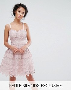 Платье мини с перекрестными бретелями на спине Chi Chi Petite - Розовый