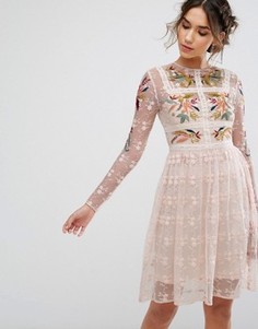 Короткое приталенное платье с цветочной вышивкой Frock & Frill - Розовый