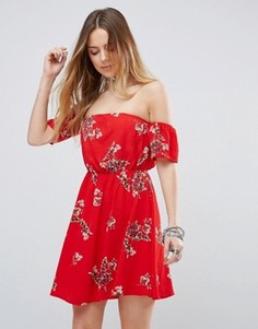 Платье с открытыми плечами и цветочным принтом Parisian - Красный