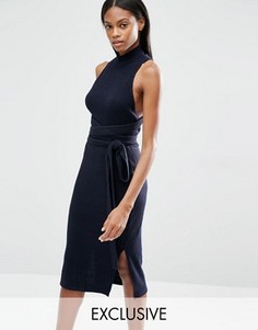 Трикотажное платье миди в рубчик с запахом, открытой спиной и завязками Lavish Alice - Темно-синий