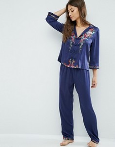 Атласный пижамный комплект из рубашки и брюк с вышитыми колибри ASOS Premium - Темно-синий