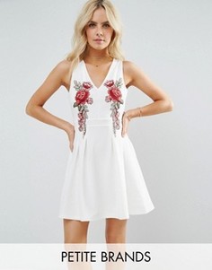Короткое приталенное платье с вышитыми розами Parisian Petite - Белый