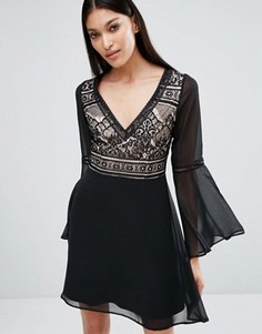 Короткое приталенное платье с контрастными кружевными рукавами-колокол Lipsy - Черный