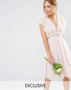 Платье миди с декорированной талией и расклешенными рукавами TFNC WEDDING - Розовый