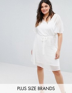 Короткое приталенное платье из ткани добби в горошек New Look Plus - Кремовый