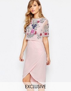 Платье-футляр с открытой спиной и декорированной накладкой Frock and Frill - Розовый