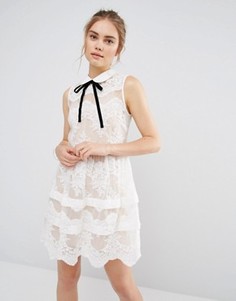 Кружевное платье мини с ярусами и контрастной отделкой Endless Rose - Белый