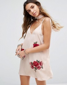 Платье-комбинация с чокером-завязкой и цветочной вышивкой Kiss The Sky - Розовый