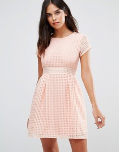 Короткое приталенное платье из сеточки Wal G - Розовый