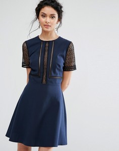 Короткое приталенное платье с кружевными вставками Elise Ryan - Темно-синий