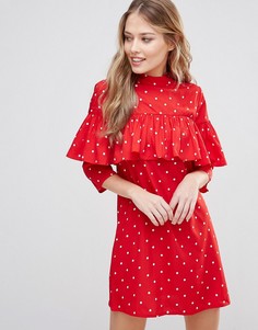 Цельнокройное платье с рюшами в верхней части и высокой горловиной Influence - Красный