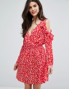Платье с открытыми плечами, оборками и запахом Influence - Красный