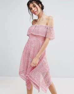 Кружевное облегающее платье с открытыми плечами и удлиненным низом Love Triangle - Розовый