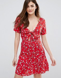 Короткое приталенное платье с завязкой на груди и цветочным принтом New Look - Красный