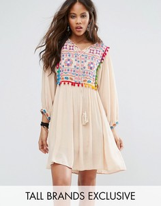 Свободное платье с вышивкой и помпонами Glamorous Tall - Кремовый