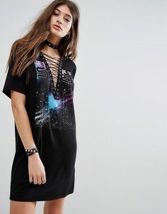 Платье-футболка со шнуровкой и принтом Boohoo - Черный
