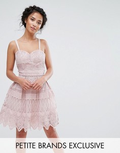 Платье мини с перекрестными бретелями на спине Chi Chi Petite - Розовый