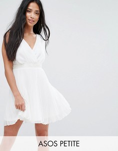 Короткое приталенное платье со складками и декорированной талией ASOS PETITE - Белый