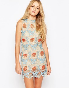 Цельнокройное платье с накладкой кроше Glamorous - Бежевый