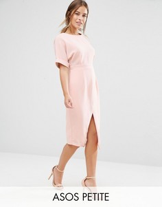 Строгое тканое платье с V-образным вырезом на спине и разрезом ASOS PETITE - Розовый